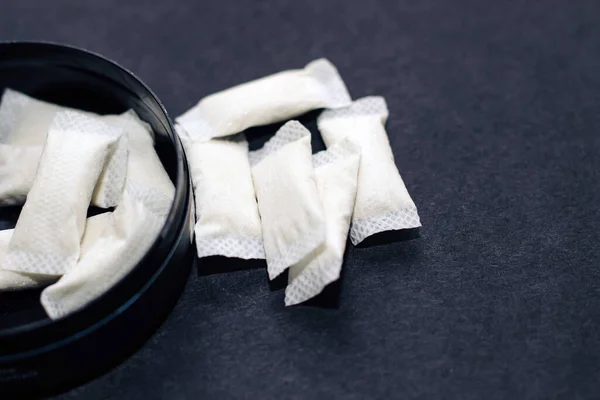 Nikotin örümcekleri, tütün pedleri, sigarayı bırakma konsepti.