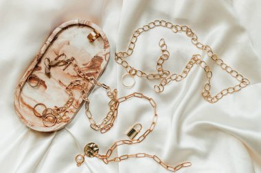 Alçıtaşı mermer süsleme standı ve ipek standın arka planında altın süsleme.