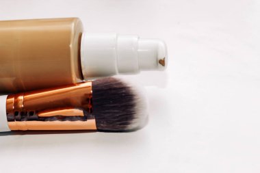 Temel fırça ve temel hafif arka planda bir kavanozda.