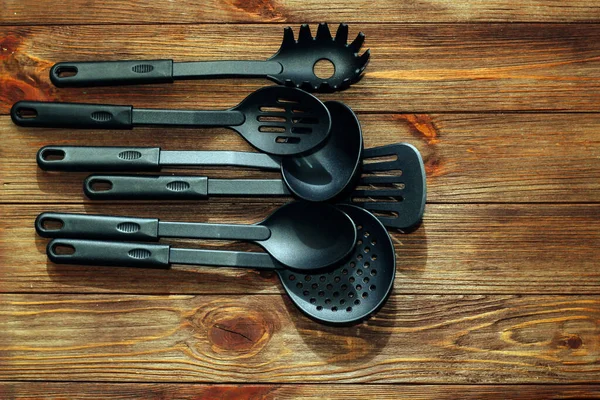 Mutfak aletleri, ahşap masadaki çoklayıcı için plastik..