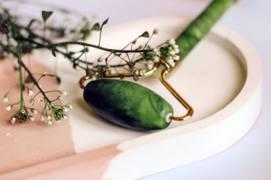 Dekoratif mermer alçı standı ve yeşim masaj aleti..