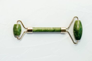 Masaj taşı yeşim taşı kazıyıcı ve yüz kaydırma lambası arka planı.