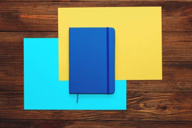 Tahta masadaki mavi not defteri günlüğü, Ukrayna bayrağının renkleri..