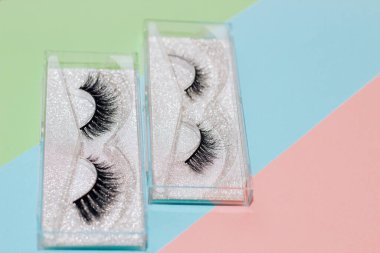 Soyut bir kağıdın arka planındaki bir kutuda sahte kirpikler