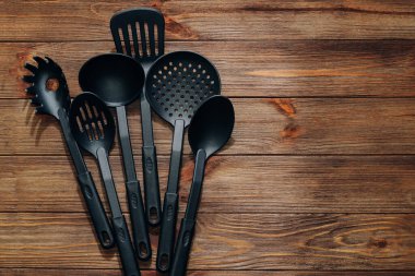 Mutfak aletleri, ahşap masadaki çoklayıcı için plastik..