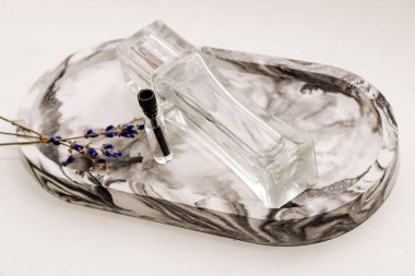 Lavantalı dekoratif bir tezgahta şişede gerekli yağ parfümü..