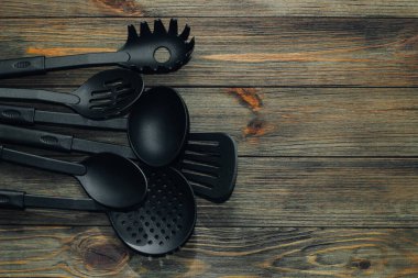 Crassula, Cactaceae ve Sansevieria ahşap bir arka planda, bir saksıda, ev bahçeleri için bir bitki