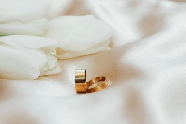 Buquê Tulipas Brancas Com Anéis Casamento Seda Fundo Cetim Dourado — Fotografia de Stock