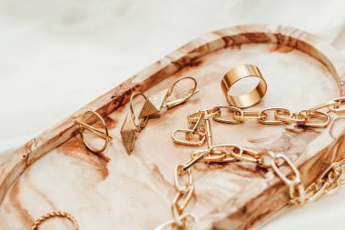 Alçıtaşı mermer süsleme standı ve ipek standın arka planında altın süsleme.