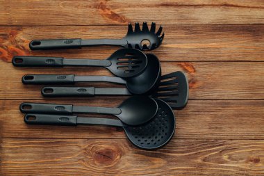 Mutfak aletleri, ahşap masadaki çoklayıcı için plastik..