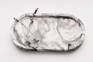 Dekoratif mermer tezgahta cam vazoda lavanta filizleri..