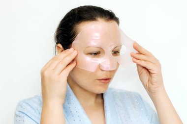 Kız, sorunlu cilt üzerindeki tüm yüz için maske yapıyor..