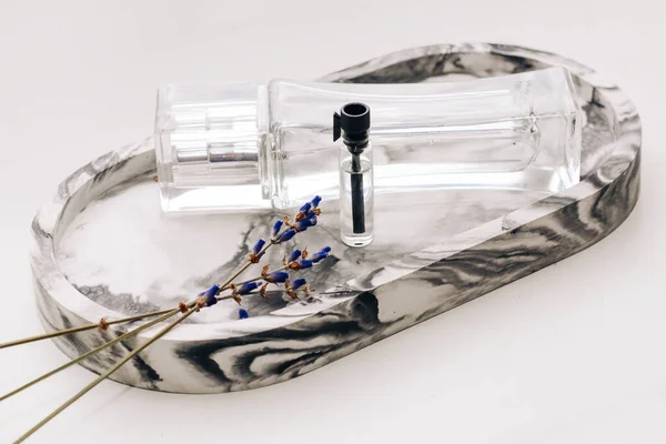 Essentiële Olie Parfum Een Fles Een Decoratieve Standaard Met Lavendel — Stockfoto