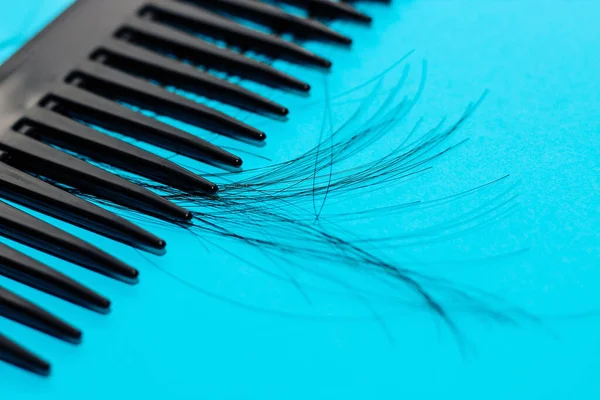 Alopecia saç dökülmesi konsepti, hastalıktan dökülen saçlar..