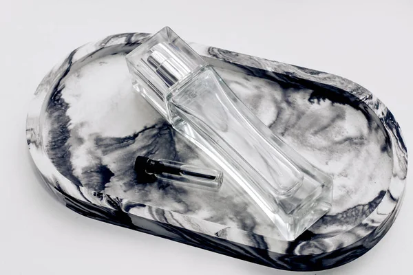 Dekoratif bir tezgahta, şişedeki doğal yağlı parfümler.