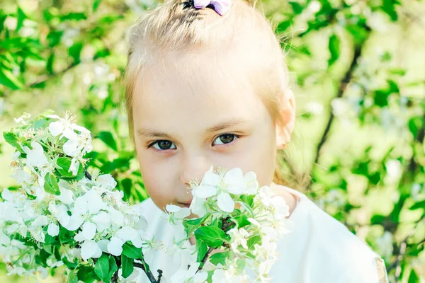 Pequena Menina Cabelos Claros Fundo Árvores Floridas — Fotografia de Stock