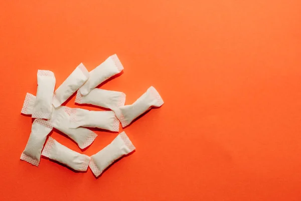 Nikotin örümcekleri, tütün pedleri, sigarayı bırakma konsepti.