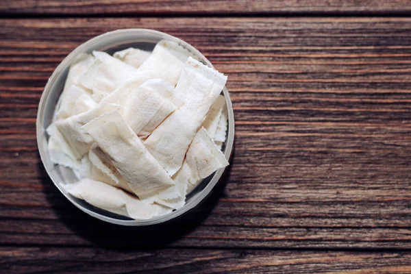 Nikotin örümcekleri, tütün pedleri, sigarayı bırakma konsepti.