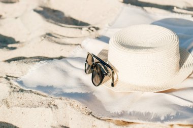 Güneş gözlüklü saman plaj şapkası..