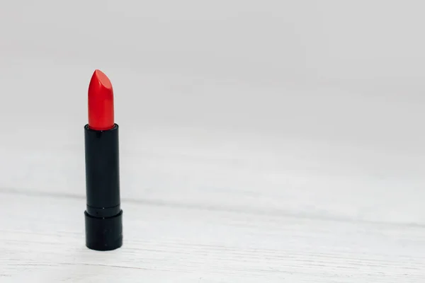 Rött Kosmetiska Kvinnors Läppstift Vit Bakgrund — Stockfoto