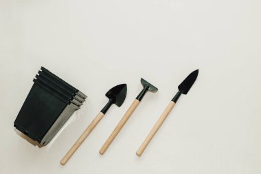 Bahçe aletleri, fidanlı bir tencere..