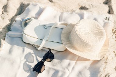 Güneş gözlüklü saman plaj şapkası..