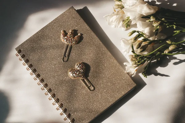 Clip Papel Decorativo Con Una Corona Corazón Cuaderno Sobre Una —  Fotos de Stock