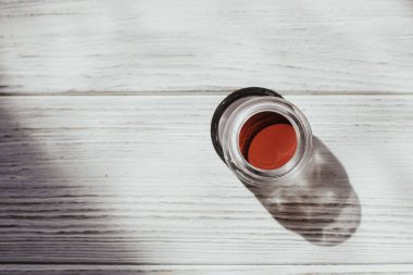 Ahşap şekilli tahtaların arka planında kozmetik göz farı ruju..