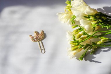 Masada taç ve bir buket çiçekle süslenmiş bir ataç..