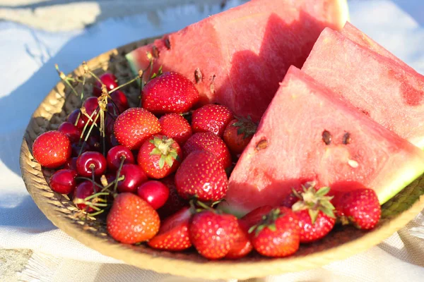 Fruitschaal Met Aardbeien Kersen Een Picknick Het Strand — Stockfoto
