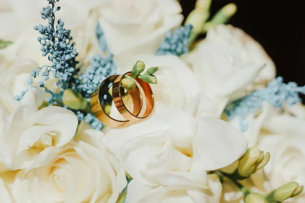 Anéis Casamento Dourados Fundo Placas Madeira Figuradas — Fotografia de Stock