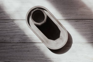 Alçıtaşı, hafif ahşap şekilli tahtalarda süsleme anlamına gelir..