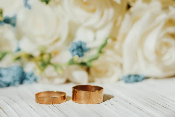 Anéis Casamento Dourados Fundo Placas Madeira Figuradas — Fotografia de Stock