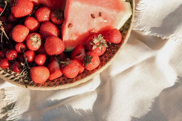 Fruitschaal Met Aardbeien Kersen Een Picknick Het Strand — Stockfoto