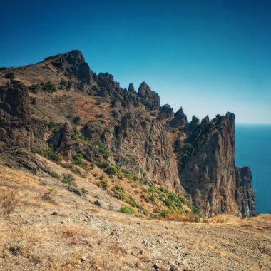 Mavi gökyüzü ve deniz, dağ yatay