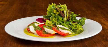 mozzarella ve domates ile caprese salatası