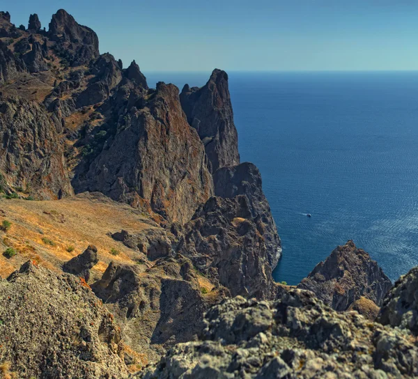 Mavi gökyüzü ve deniz, dağ yatay