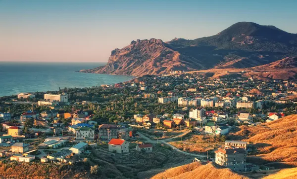 La ciudad crimea balneario con la montaña y el mar —  Fotos de Stock