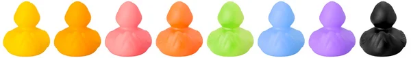 Speelgoed rubber gekleurde eenden geïsoleerd op witte achterzijde — Stockfoto