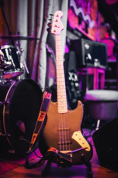 Guitare basse électrique sur le rack au concert — Photo