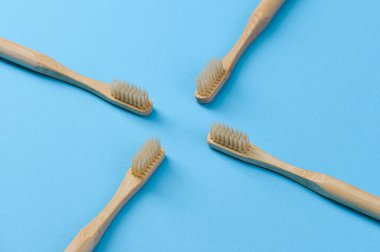 Mavi arka planda ahşap diş fırçaları