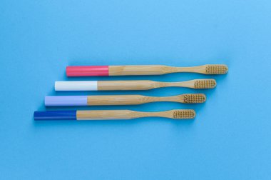 Mavi arka planda ahşap diş fırçaları