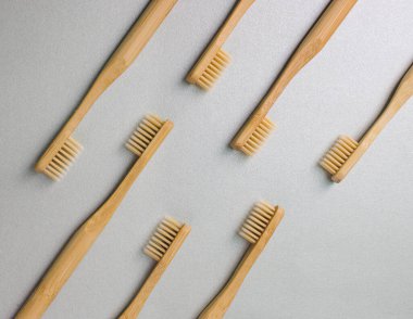 Gri arkaplanda ahşap diş fırçaları