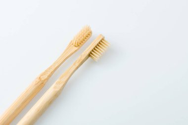 Beyaz arka plan üzerinde ahşap diş fırçaları