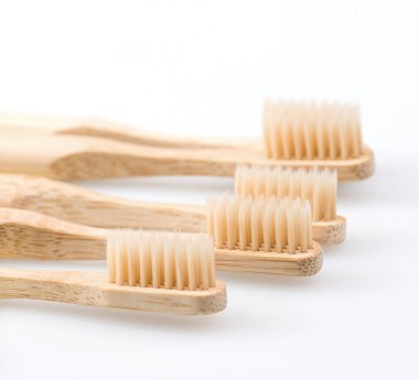 Beyaz arka plan üzerinde ahşap diş fırçaları