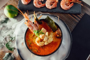 Karides ile Tom Yum çorbası