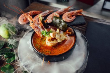 Karides ile Tom Yum çorbası