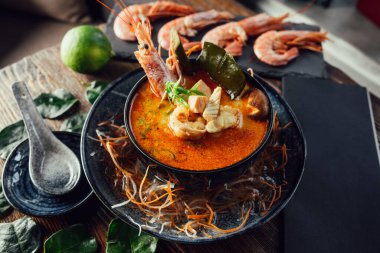 Karides, çubuk ve çaydanlıklı Tom yum çorbası.