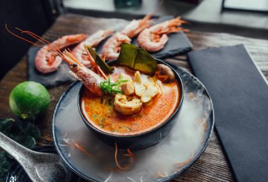 Karides ile Tom Yum çorbası
