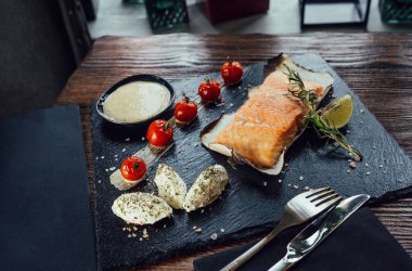 Seramik tabakta fırında somon kremalı domates sosu.